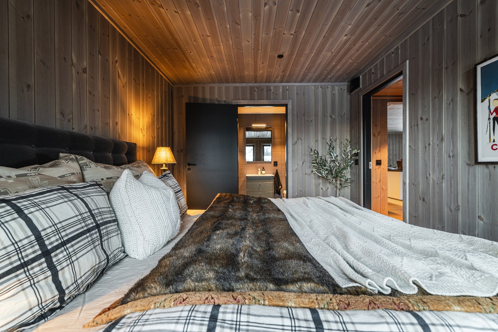 Fra hovedsoverommet er det direkte adkomst til eget bad. Galleribilde