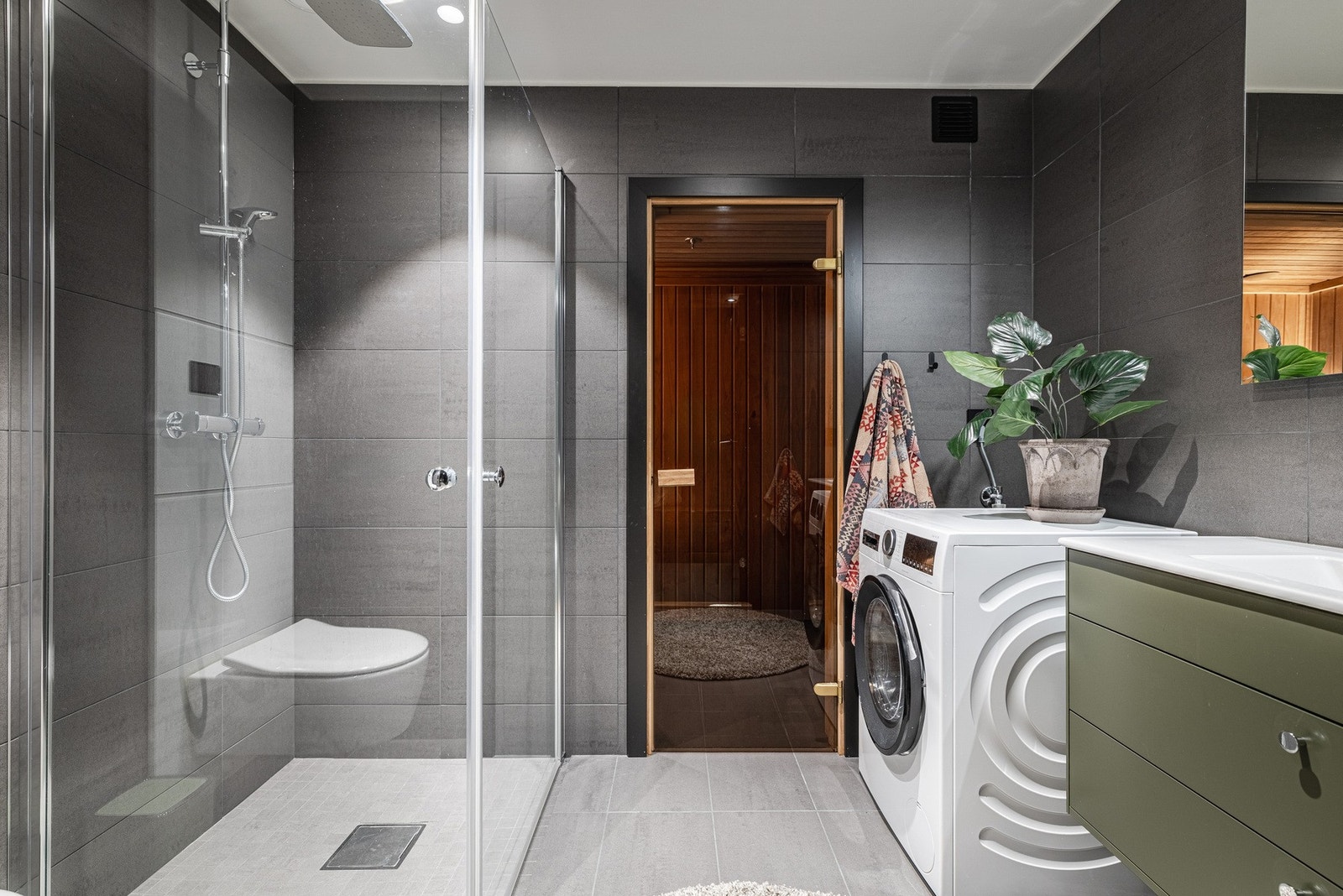 Hovedbadet fremstår som moderne og delikat med adkomst til leilighetens badstue. Galleribilde