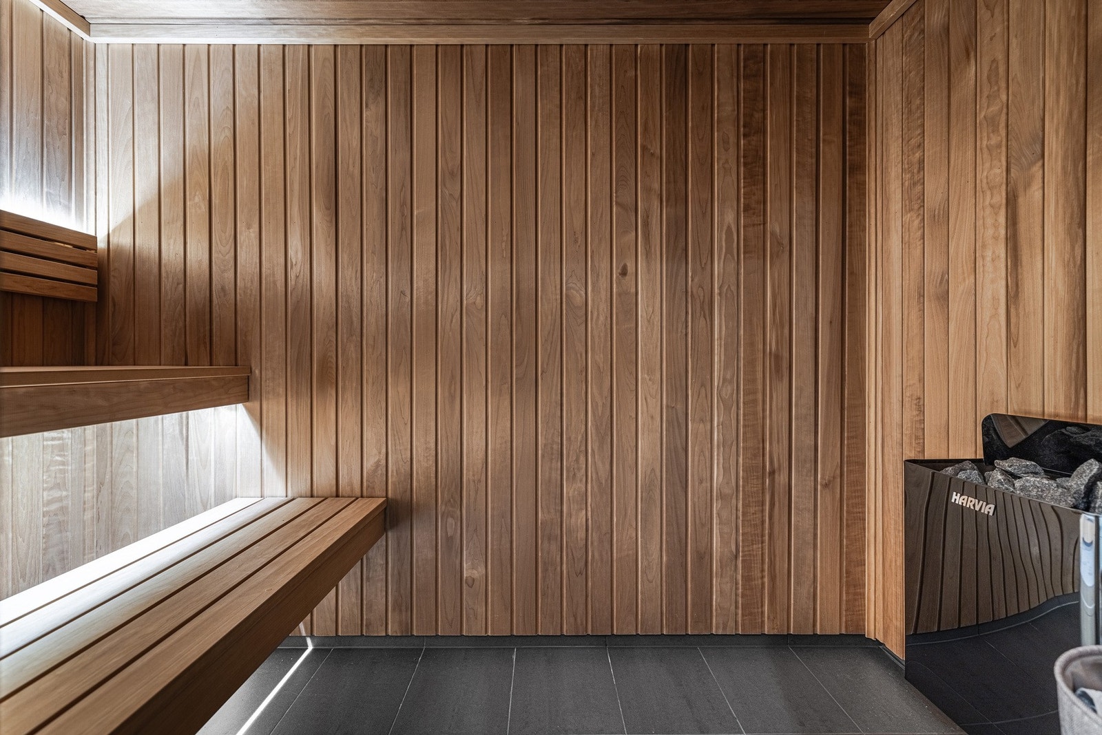 Badstuen er innredet med sittebenker og elektrisk badstueovn. Galleribilde