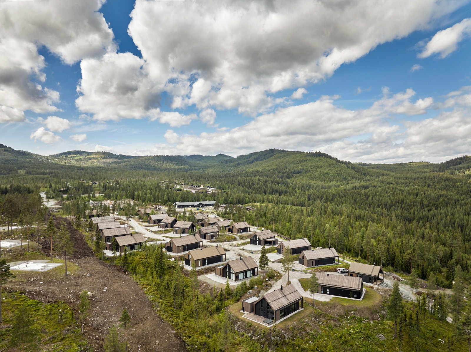 Sentral beliggenhet med Nesfjellet Alpint, Nesfjellet Golfbane og utallige langrennsløyper i umiddelbar nærhet Galleribilde