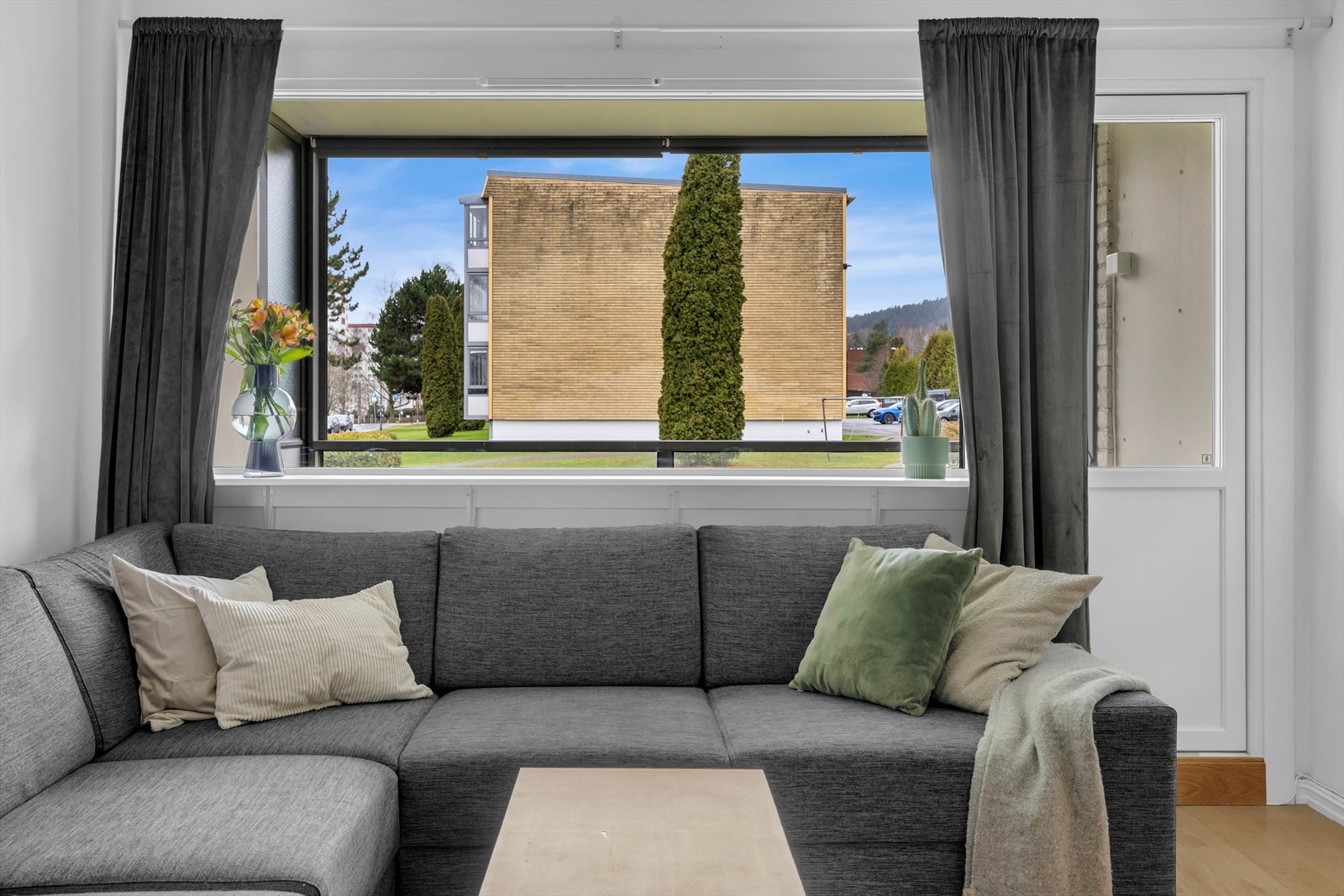 Fra stuen er det direkte utgang til den innglassede balkongen via en ny dør fra 2024. Galleribilde