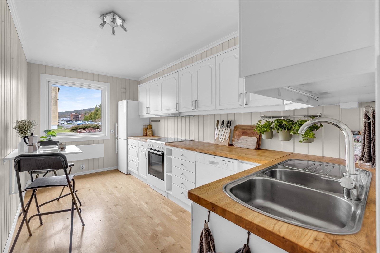 Separat kjøkken med rikelig skap- og benkeplass, samt rom for en hyggelig spiseplass. Galleribilde