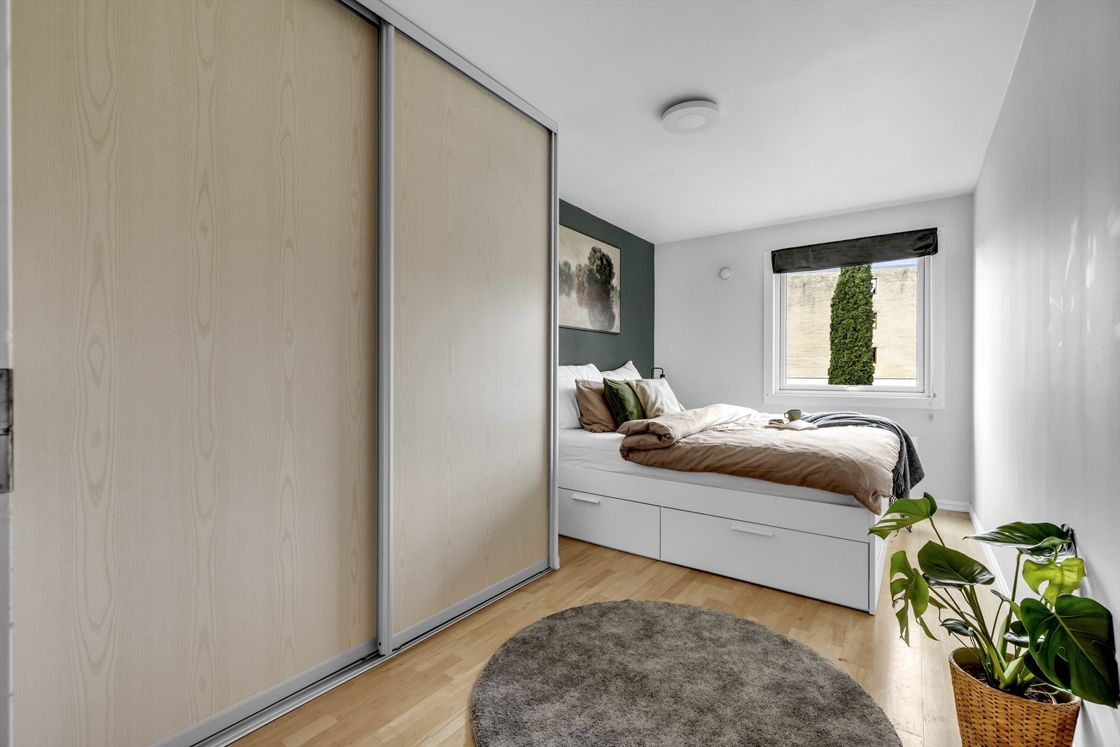 En stor skyvedørsgarderobe sørger for rikelig med oppbevaringsplass. Galleribilde