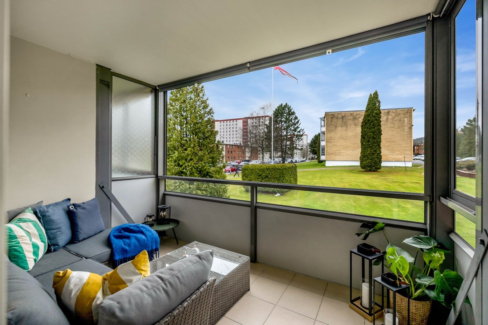 Vestvendt og innglasset balkong på 7 m² som utvider stuen og gir et ekstra oppholdsrom. Galleribilde