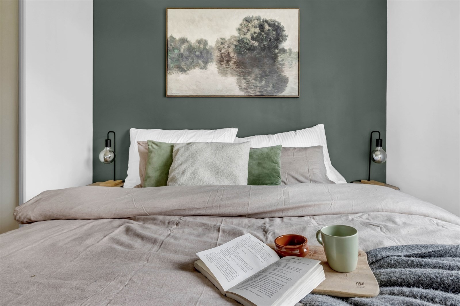 En fondvegg i en dempet farge skaper en rolig og behagelig atmosfære. Galleribilde