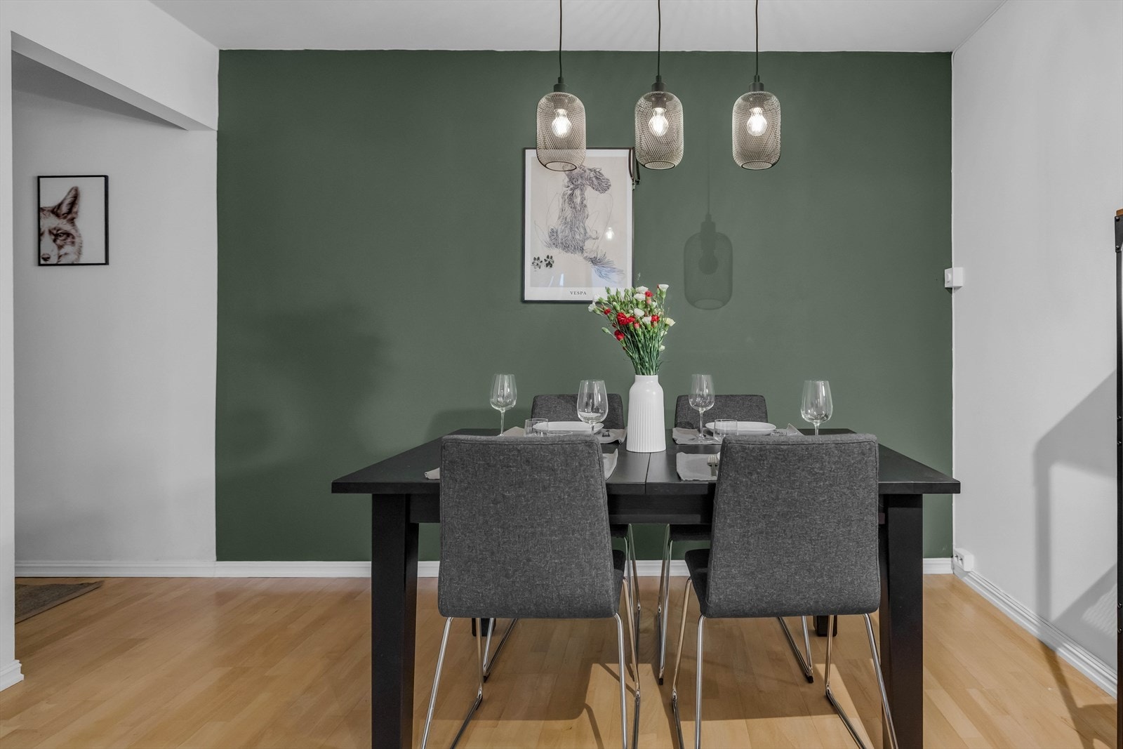 Spiseplassen er naturlig integrert i stuen, med plass til hyggelige måltider. Galleribilde