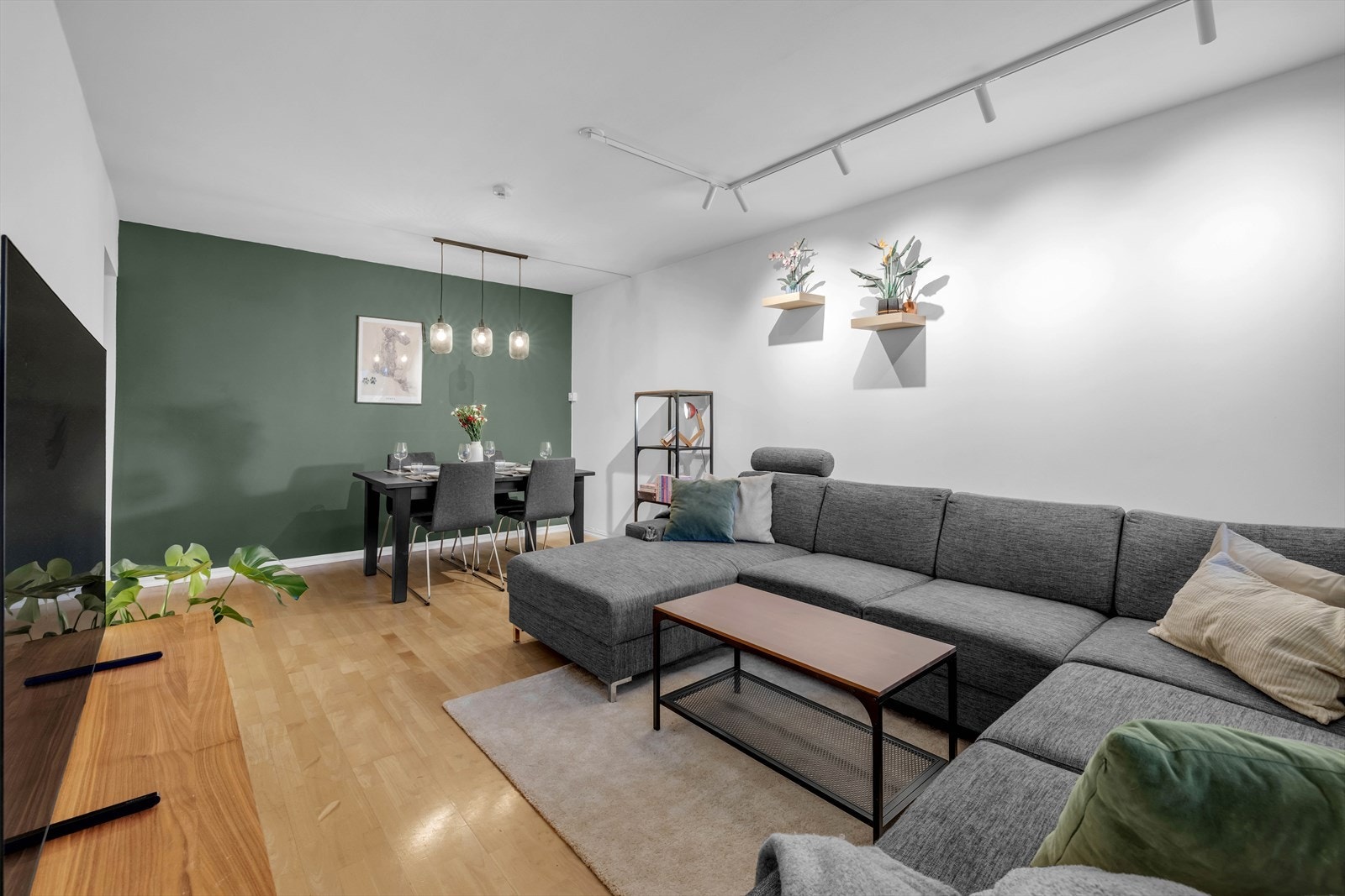 Den åpne løsningen gir rom for både en komfortabel sofakrok og en egen spisegruppe. Galleribilde