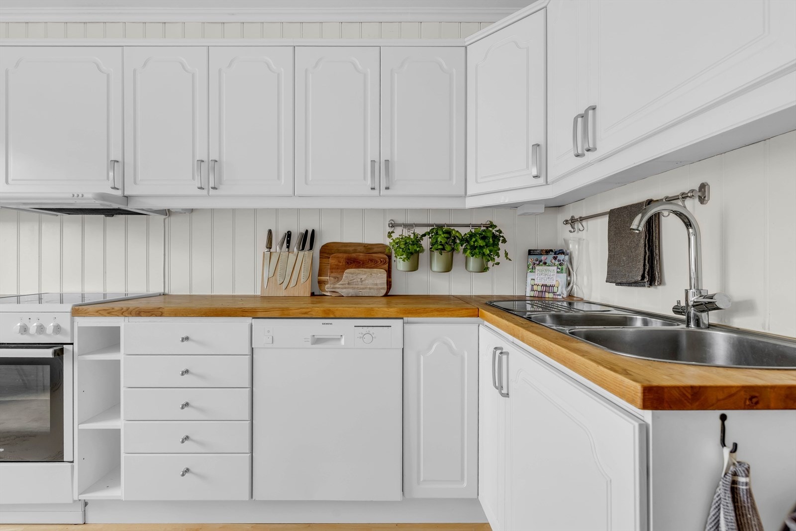 Det er opplegg for oppvaskmaskin og en dobbel oppvaskkum i stål med avrenningsfelt. Galleribilde