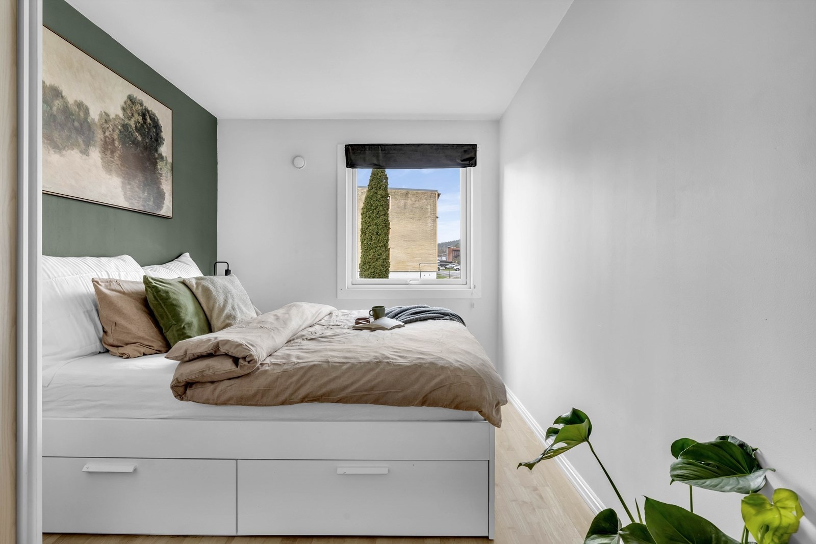 Rommet har parkett på gulvet og malte veggflater. Galleribilde