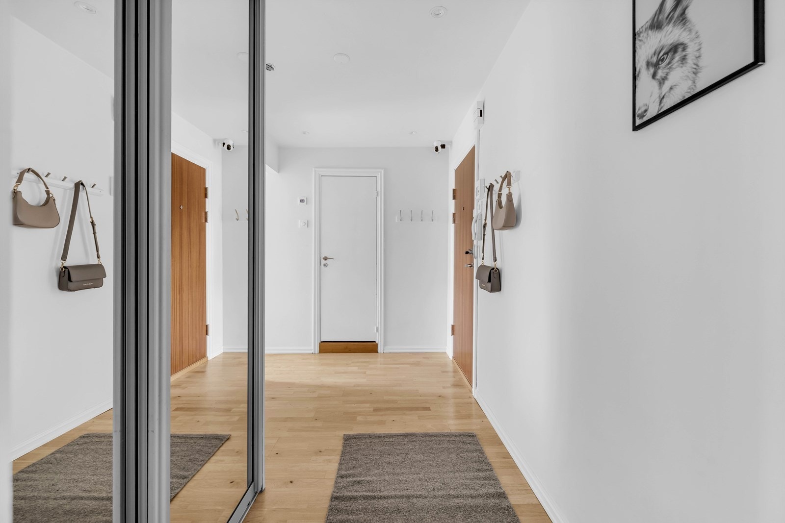 En praktisk skyvedørsgarderobe med speilfronter gir gode oppbevaringsmuligheter for yttertøy. Galleribilde