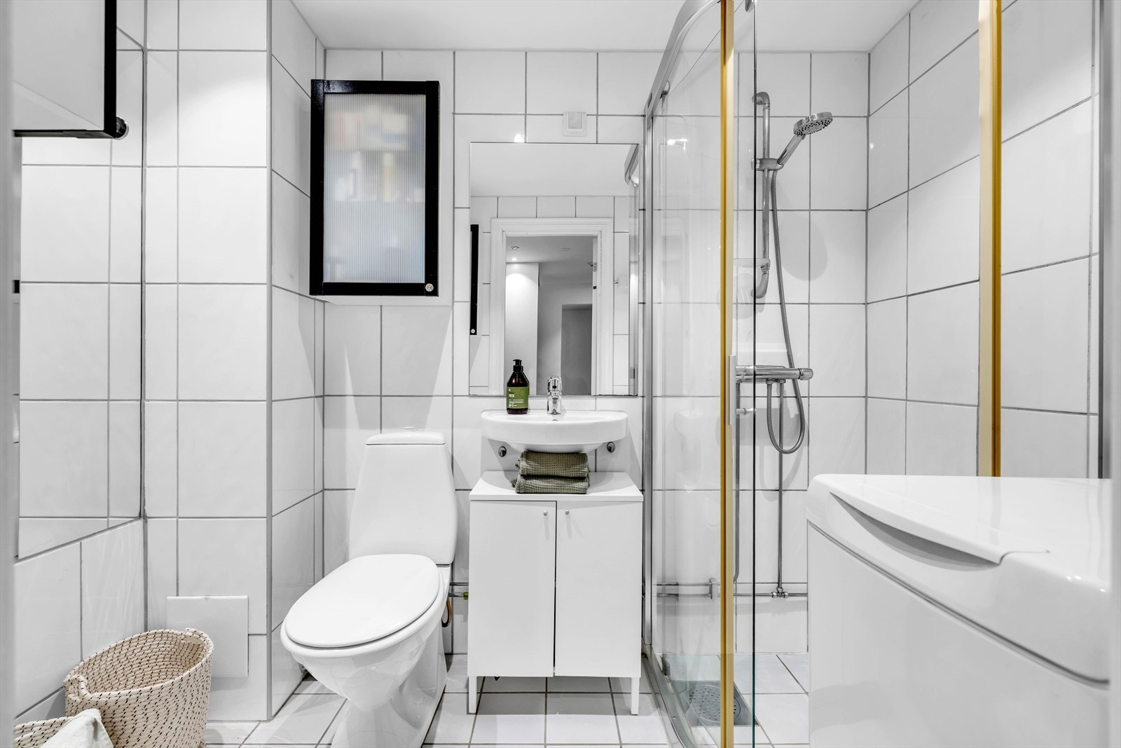 Innredningen består av servant med underskap, speil, veggskap og gulvstående toalett. Galleribilde