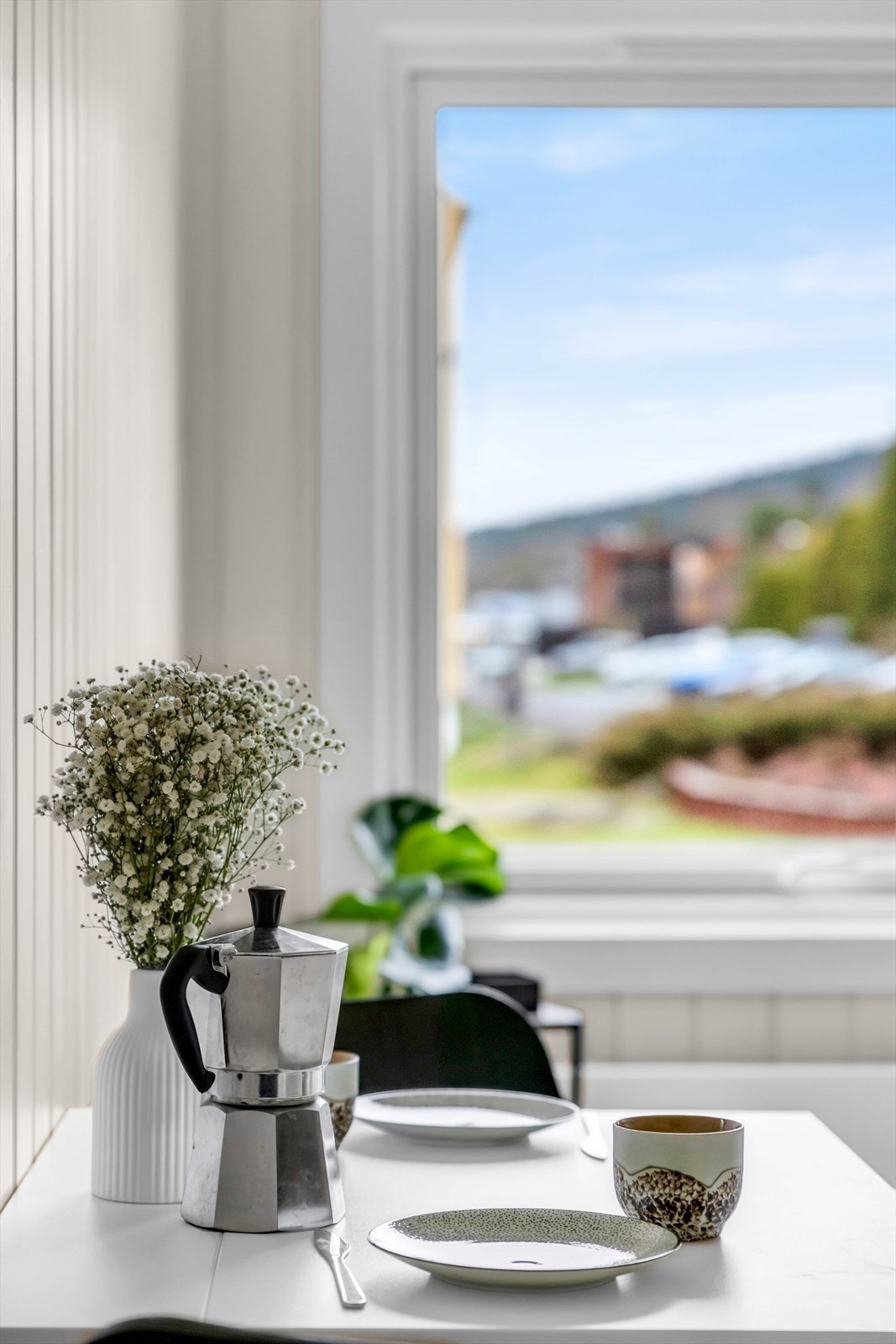 Den hyggelige spiseplassen ved vinduet er ideell for frokost og mindre måltider. Galleribilde