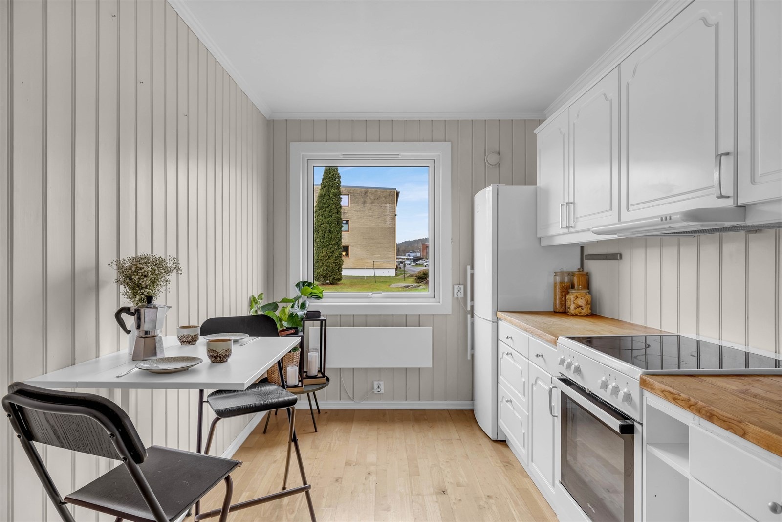 Vinduet gir godt med arbeidslys, og det er plass til et frokostbord. Galleribilde