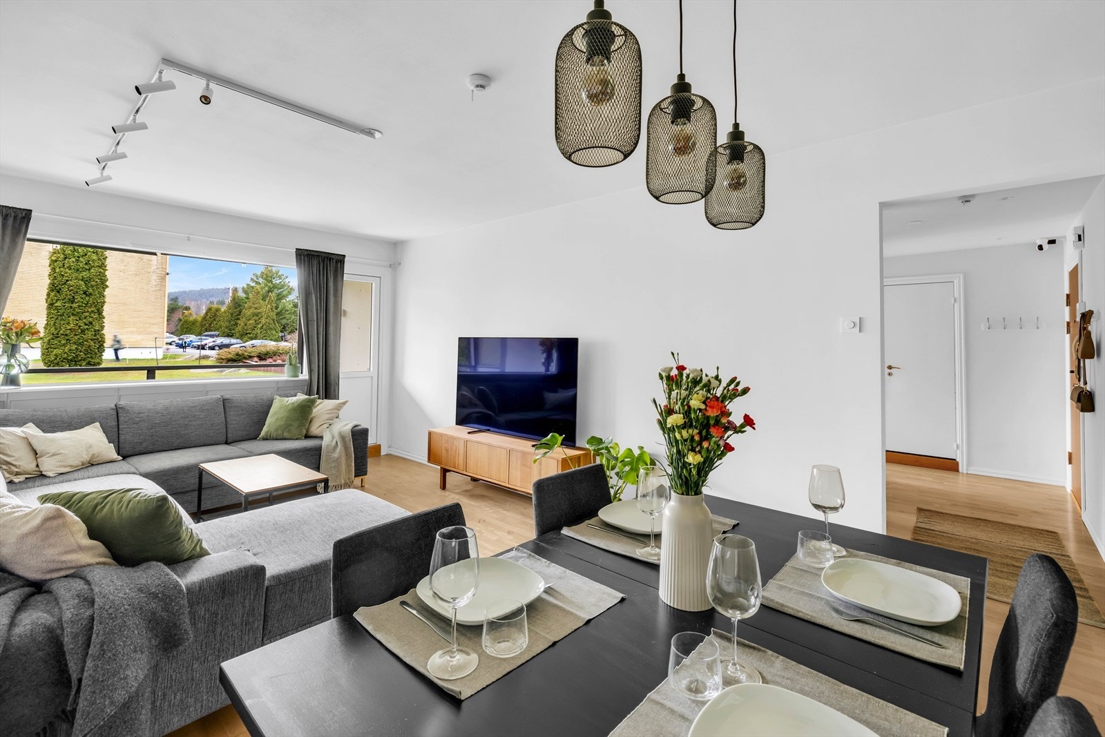 Utsyn fra spiseplassen mot stuedelen, som oppvarmes av radiator tilknyttet sentralfyring. Galleribilde