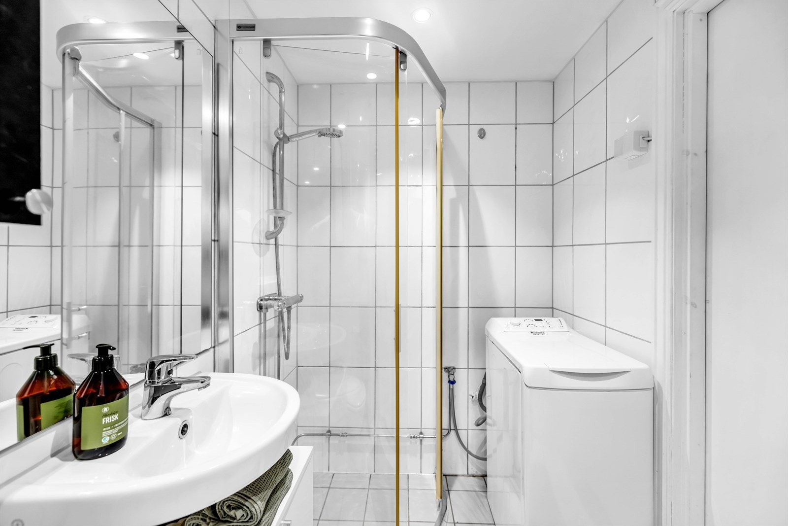 Det er praktisk opplegg for vaskemaskin på badet. Galleribilde