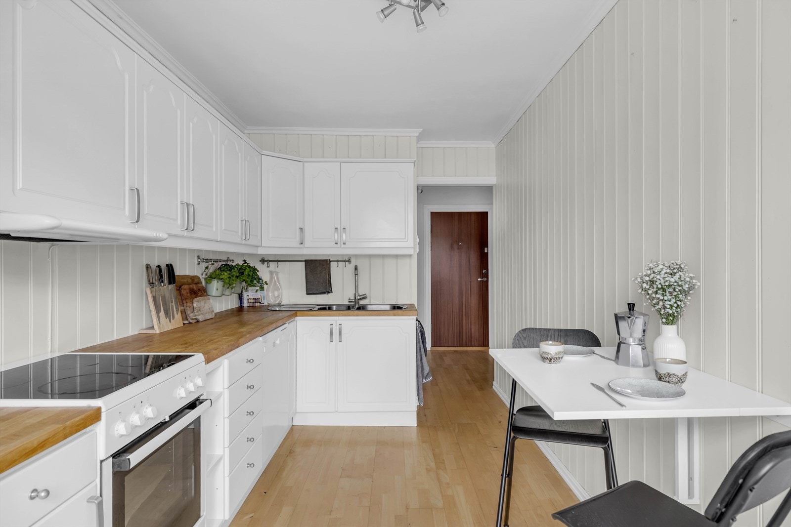 Kjøkkenet fra 2007 har en klassisk innredning med hvite, profilerte fronter. Galleribilde