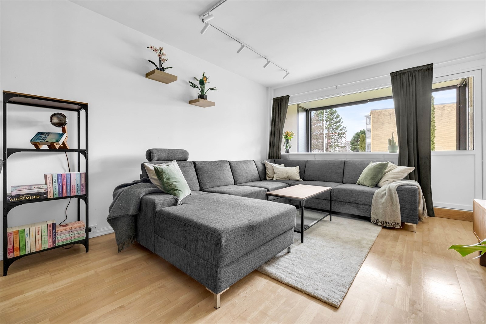 Stuen er et lyst og luftig rom med parkettgulv og god plass til en romslig sofagruppe. Galleribilde