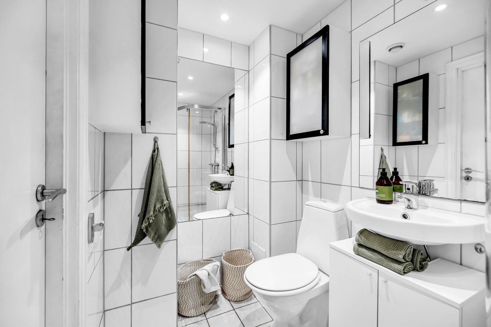 Flislagt bad fra 2007 med downlights i himling og varme i gulvet for ekstra komfort. Galleribilde