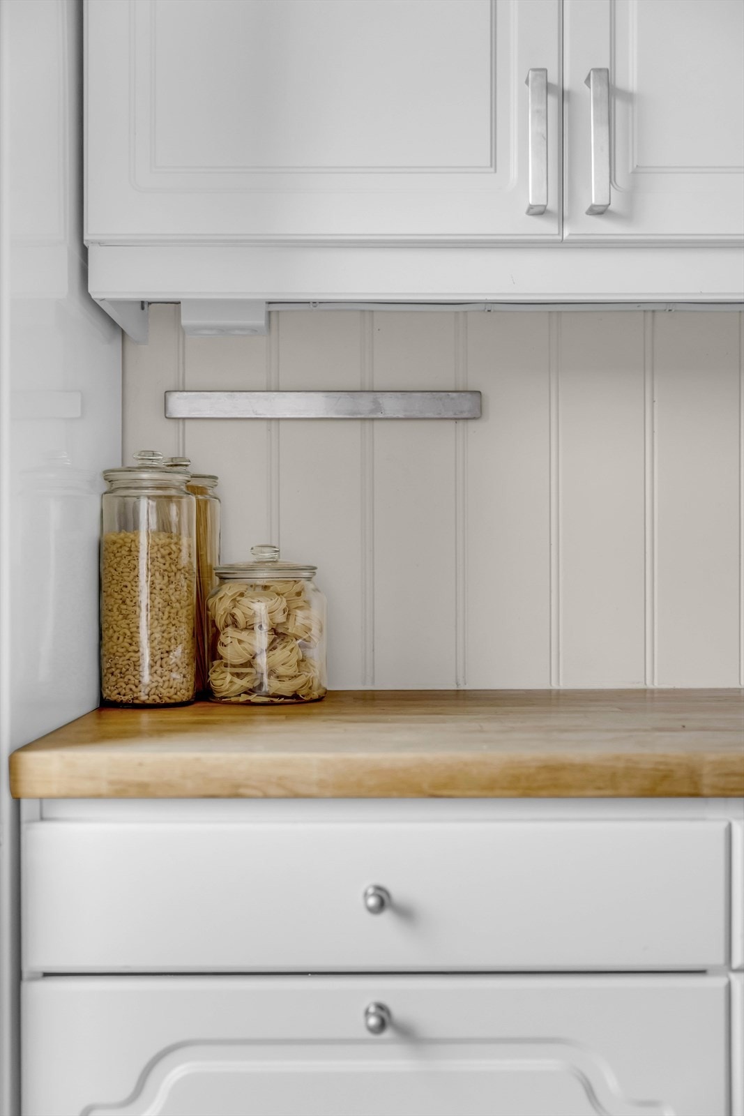 Benkeplaten i tre gir en varm kontrast til de hvite frontene. Galleribilde