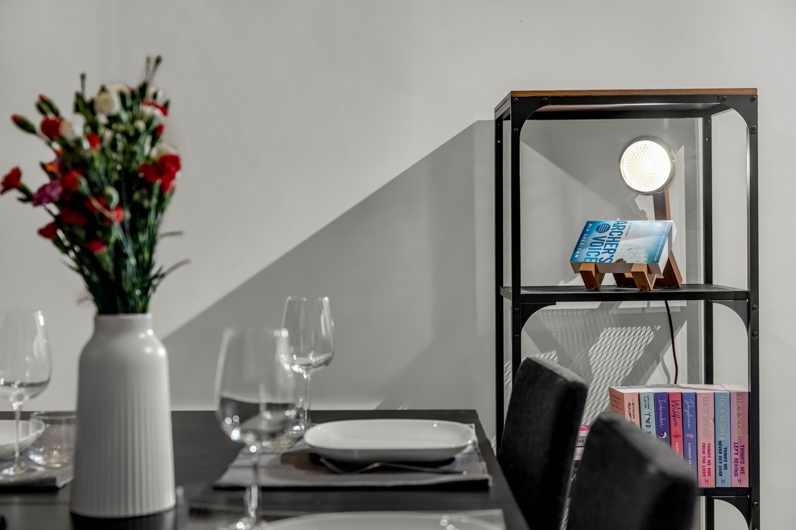 Gjennomtenkte detaljer og belysning skaper en fin ramme rundt måltidene. Galleribilde