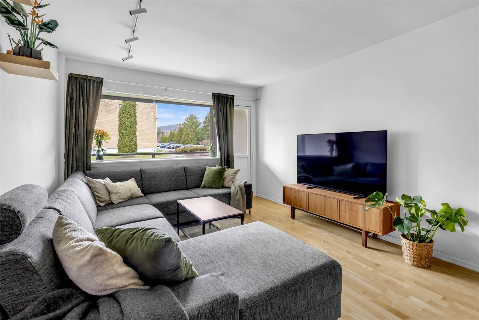 Rommet er enkelt å møblere og har en takhøyde på ca. 2,43 meter. Galleribilde