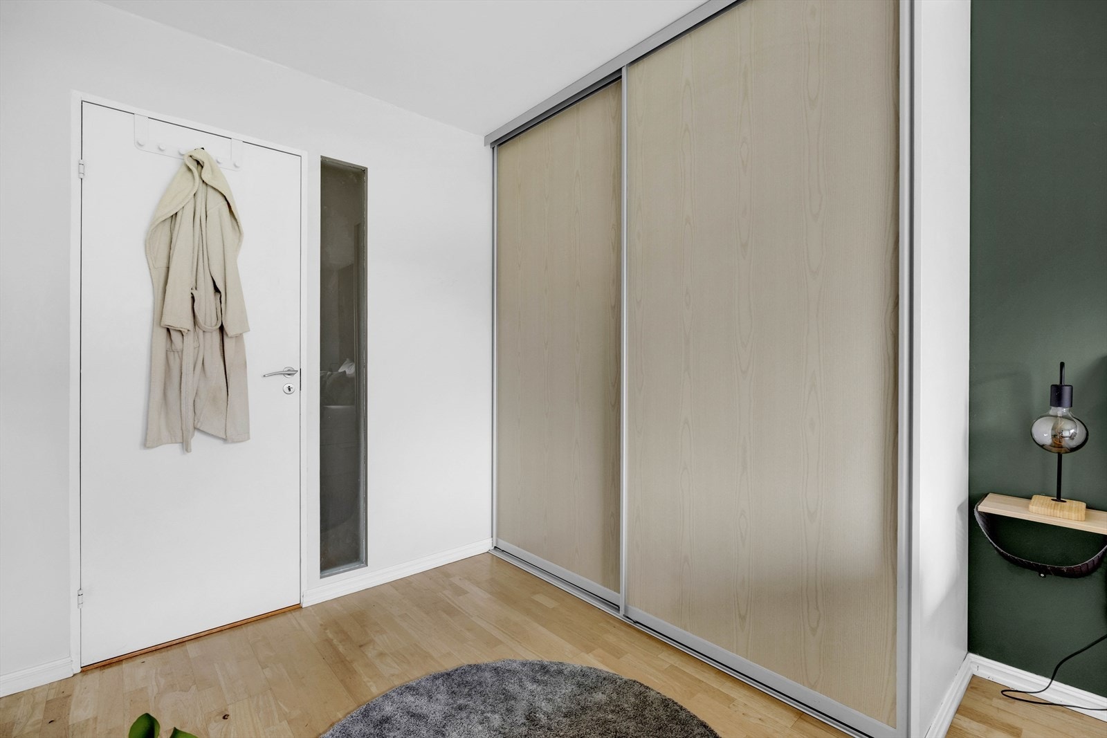 Garderobeløsningen er arealeffektiv og gir rommet et ryddig uttrykk. Galleribilde