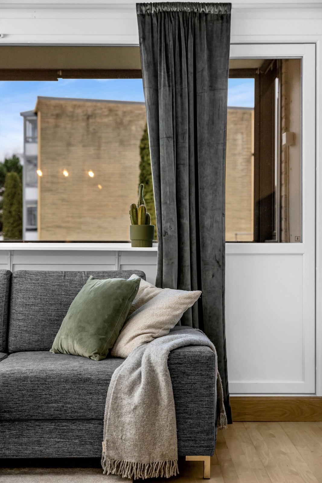 Balkongdøren og de store vinduene binder ute- og innerommet sammen på en god måte. Galleribilde