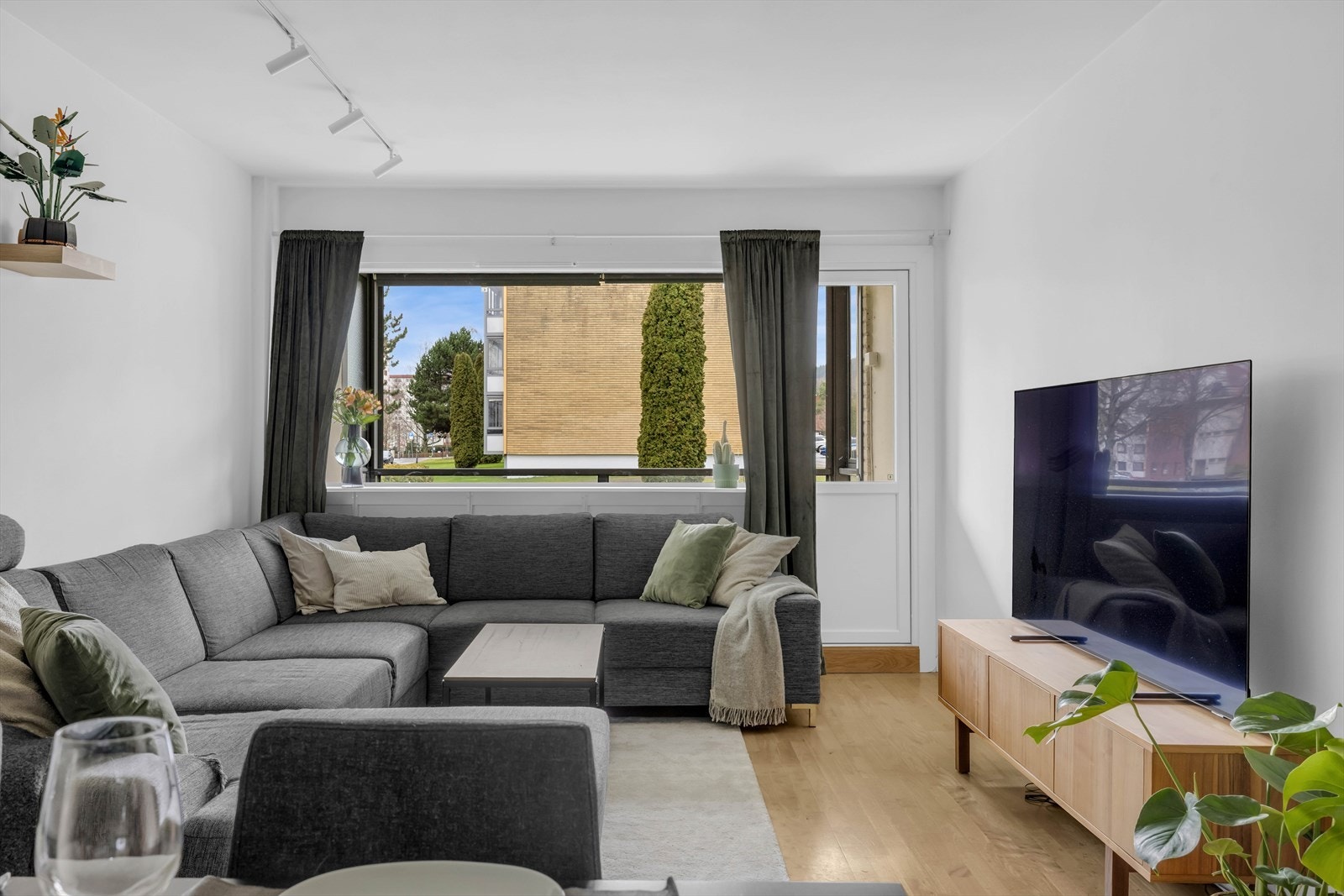 Store vindusflater fra 2024 slipper inn rikelig med naturlig lys og skaper en behagelig atmosfære. Galleribilde