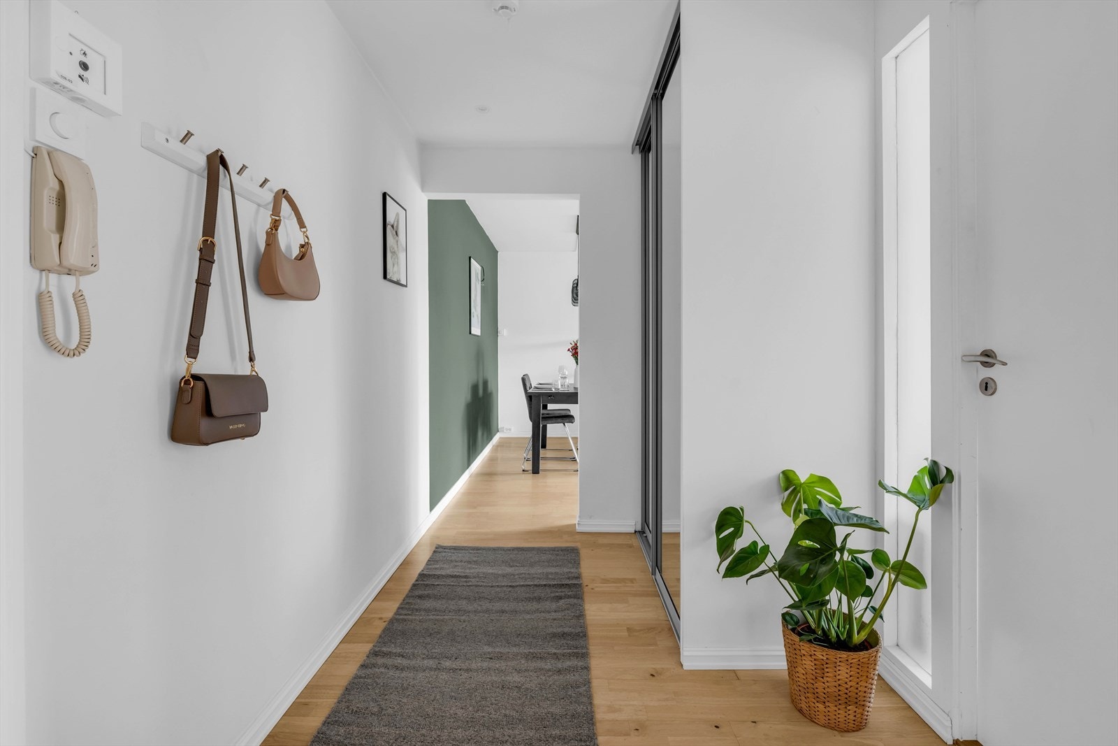 Lys og innbydende entré med dørcalling som enkelt slipper inn gjester fra bakkeplan. Galleribilde