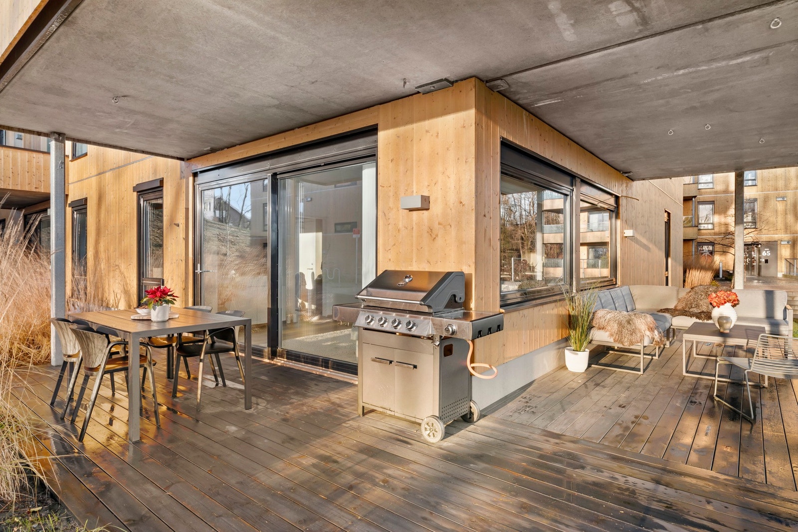 Stuen har utgang til romslig terrasse med god plass til utemøblement Galleribilde