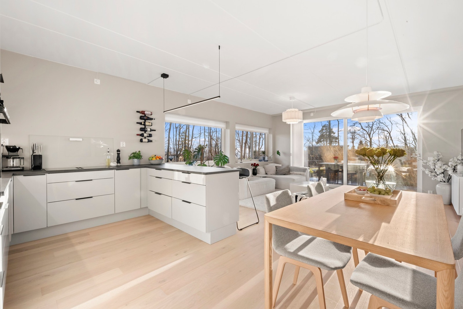 Stue og kjøkken er av åpen løsning og oppleves som et sosialt oppholdsrom Galleribilde