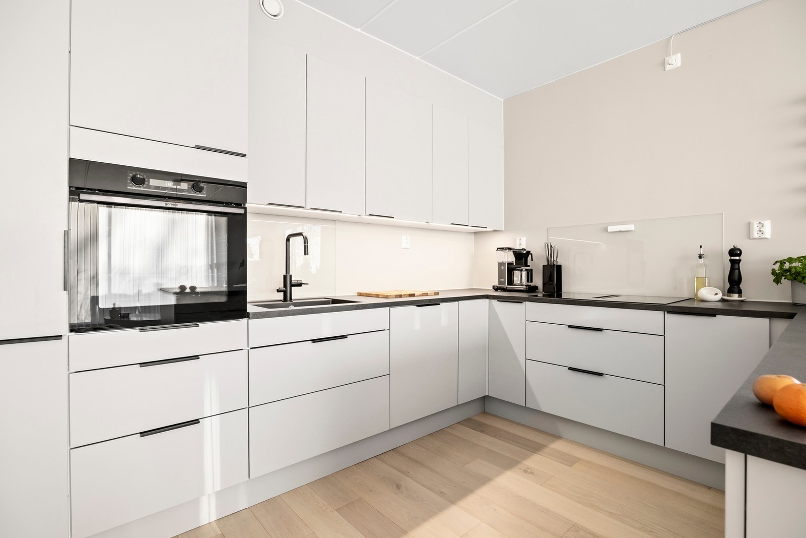 Kjøkkenet har godt med både skap- og benkeplass, samt integrerte hvitevarer Galleribilde