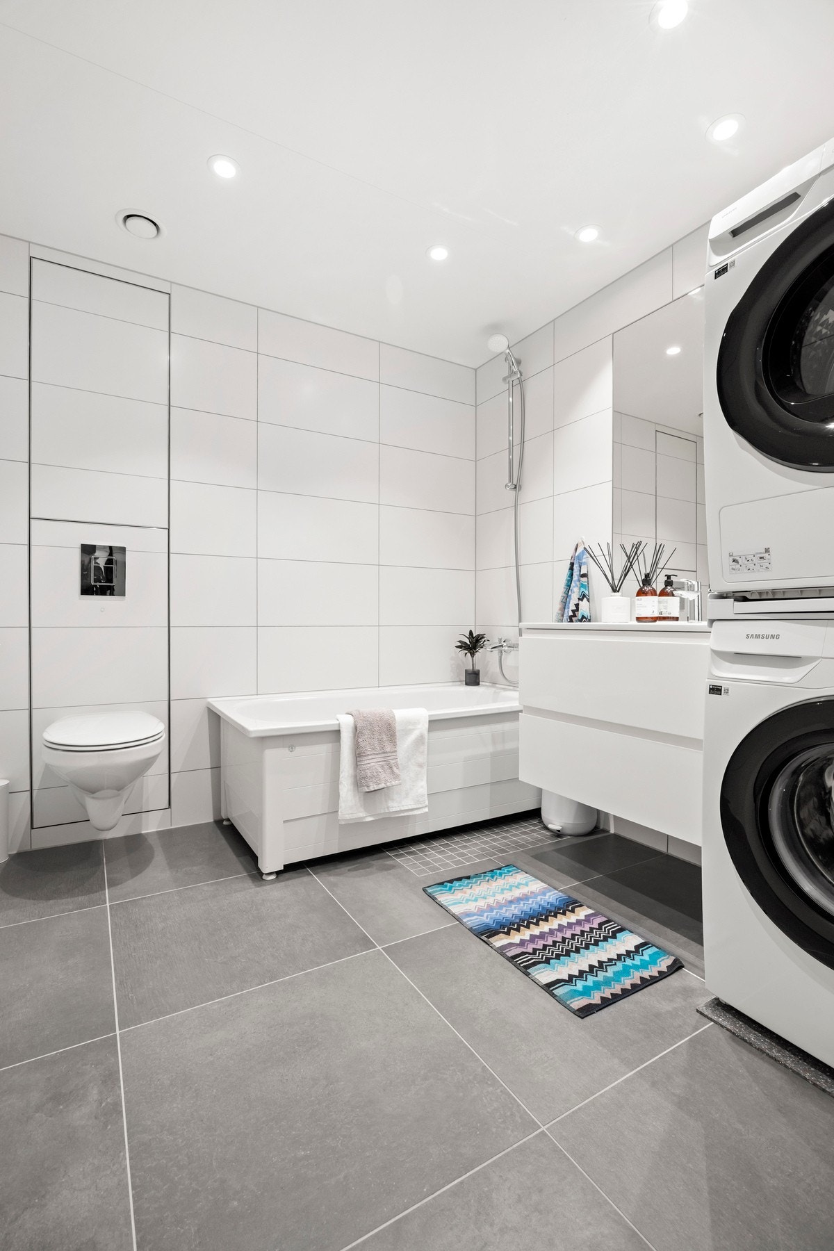 Det andre badet har bla. badeka r og opplegg for vaskemaskin og tørketrommel Galleribilde