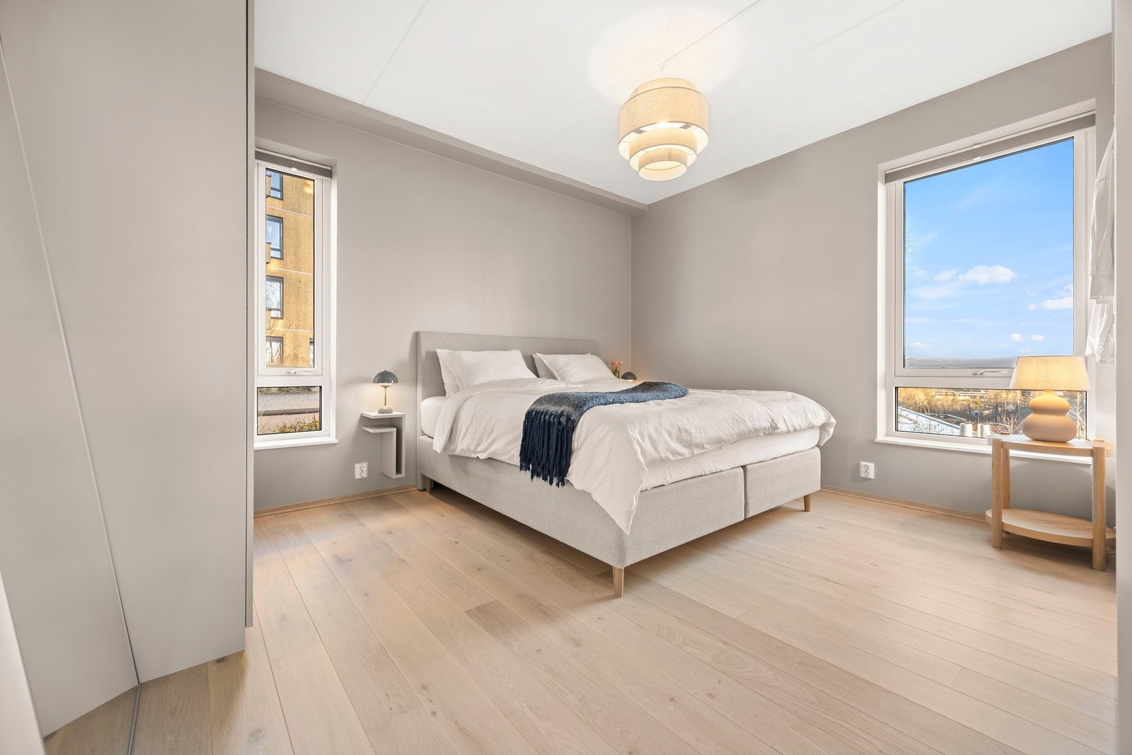 Romslig hovedsoverom med garderobeløsning Galleribilde