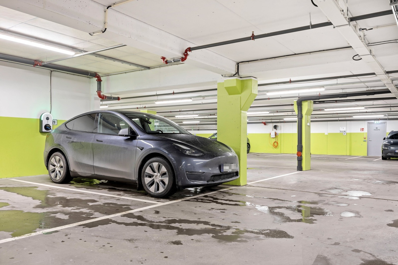 Det medfølger en garasjeplass med elbil lader Galleribilde