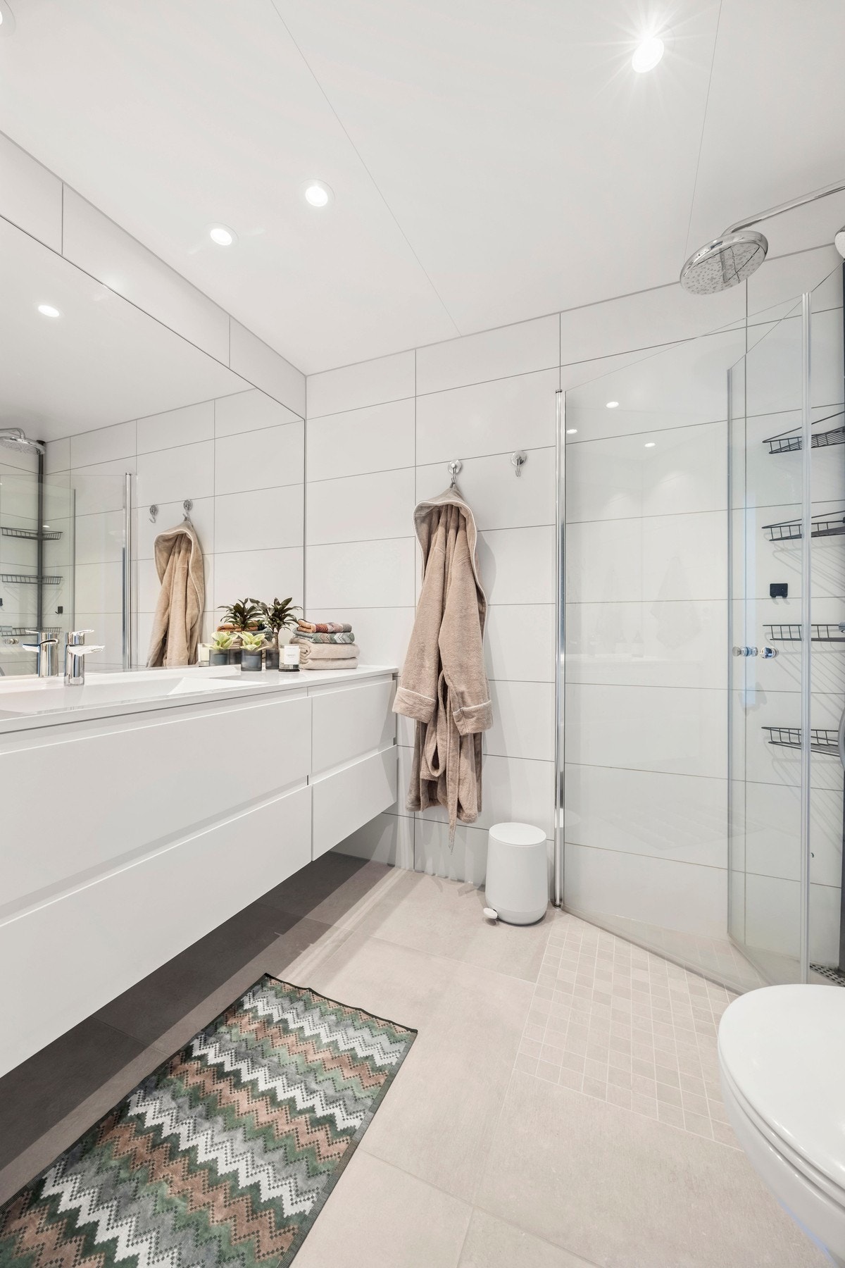 Pent, flislagt baderom med toalett, dusjplass og servant Galleribilde