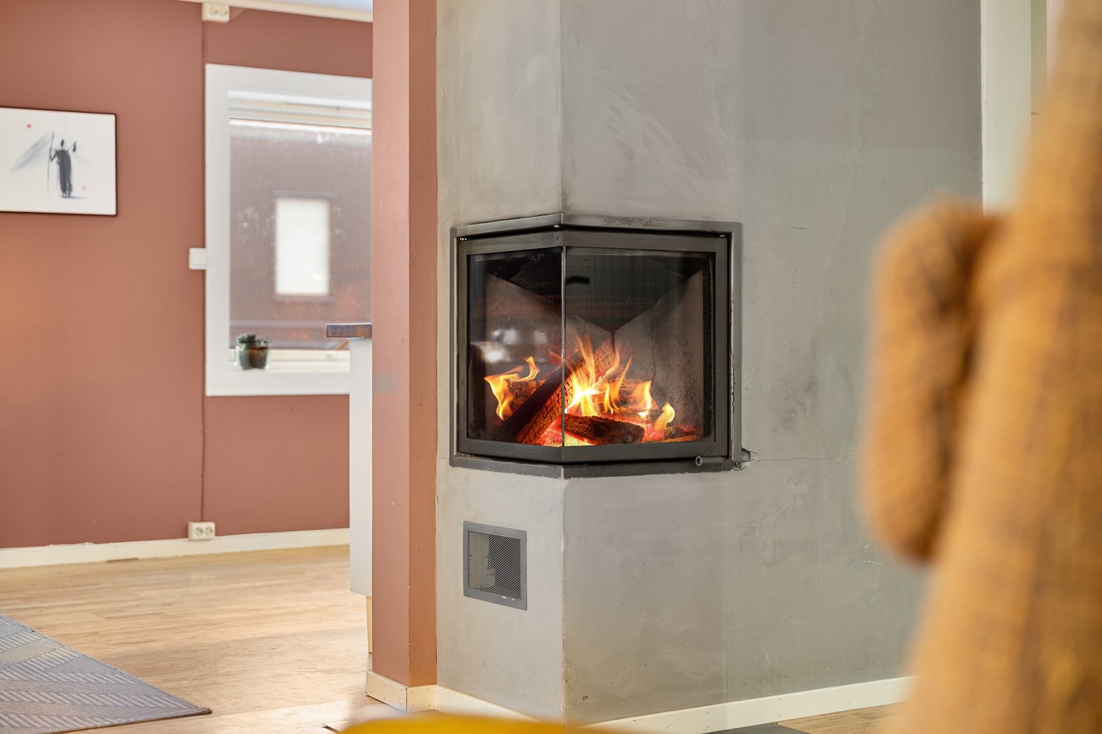 Boligen varmes opp av en hyggelig og moderne peis. Galleribilde