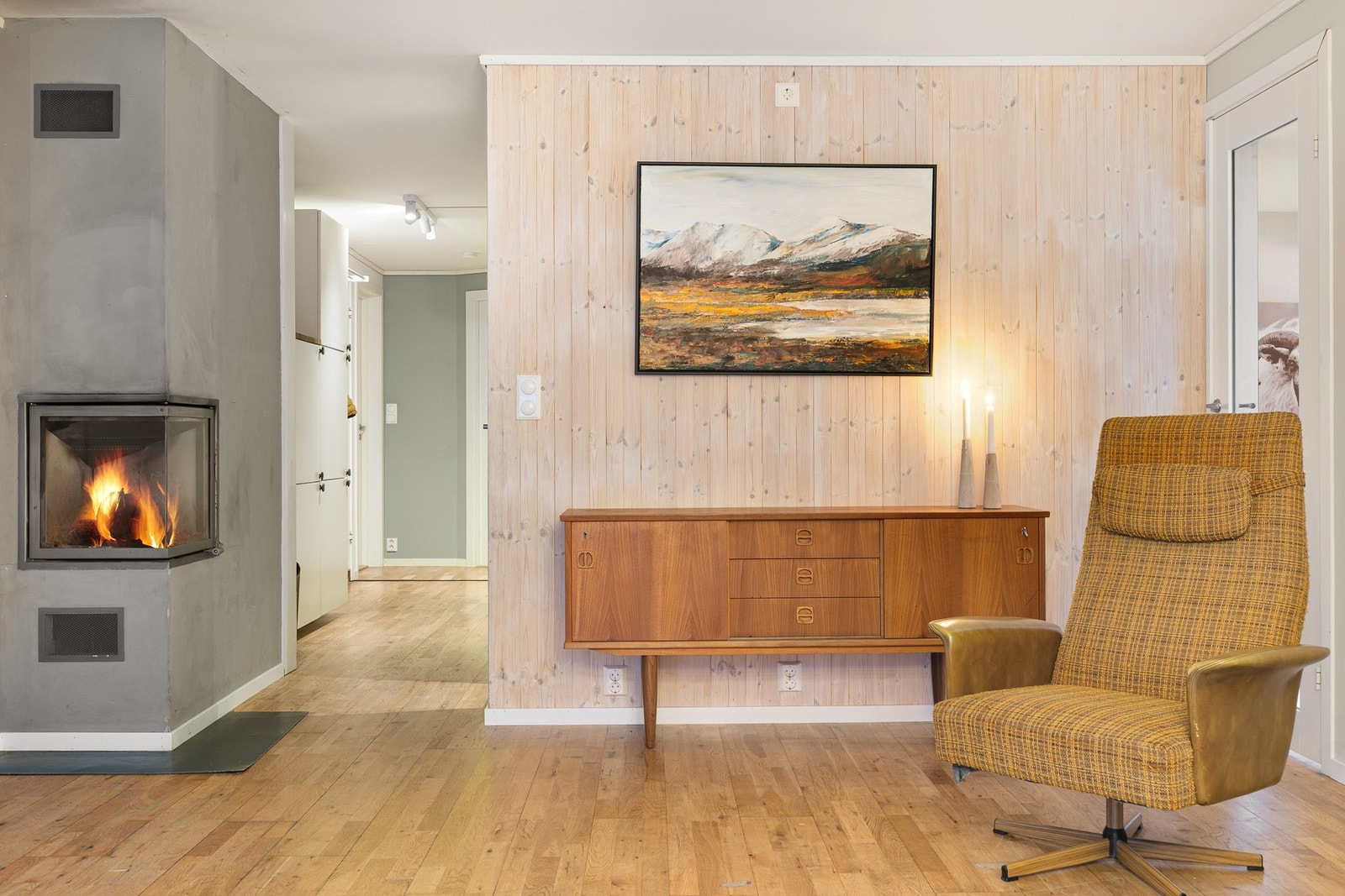 Boligen varmes opp av en hyggelig og moderne peis. Galleribilde