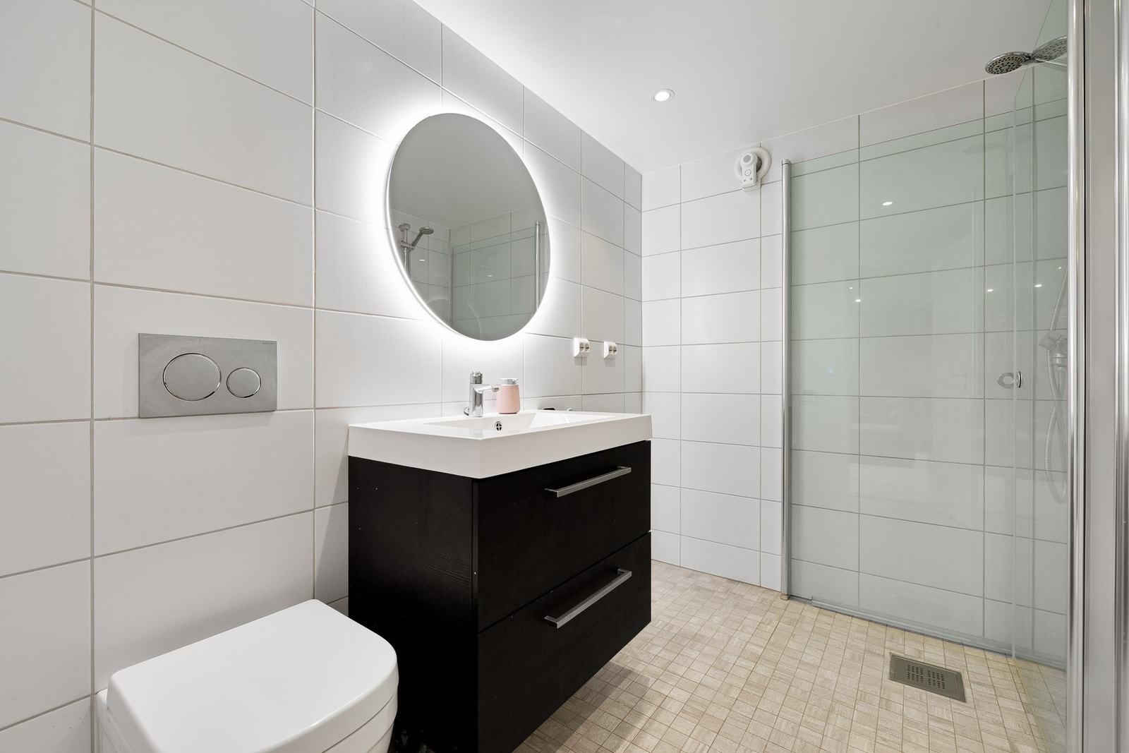 Lekkert flislagt bad i kjelleretasjen på 4 kvm med elektrisk gulvvarme og downlights i taket. Badet ble pusset opp i 2020 og har fått tilstandsgrad 1 av takstmann. Galleribilde