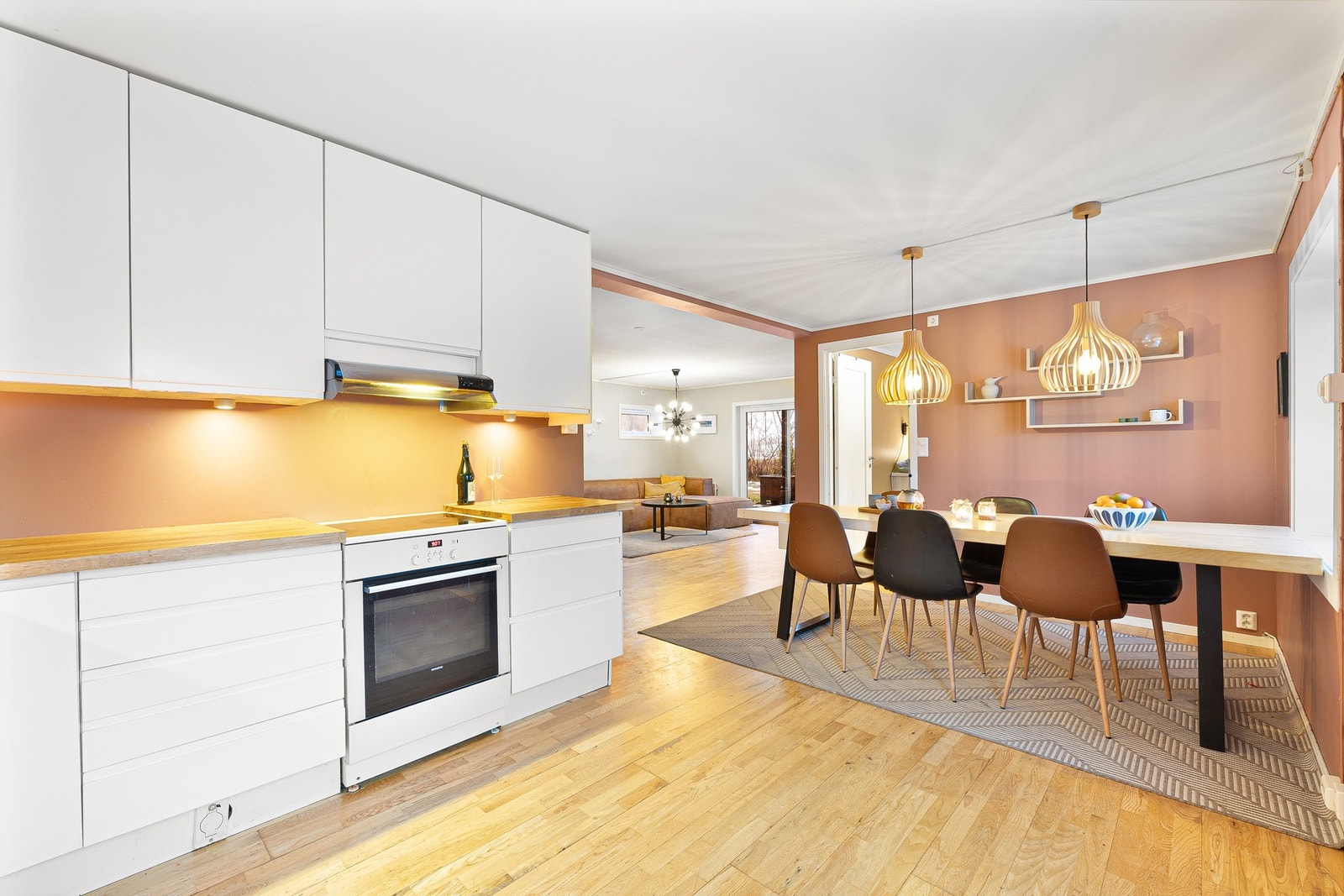 Kjøkkenet er på 16,5 kvm. Her er det parkett på gulv, malte slette vegger og malt slett himlingsflate. Galleribilde