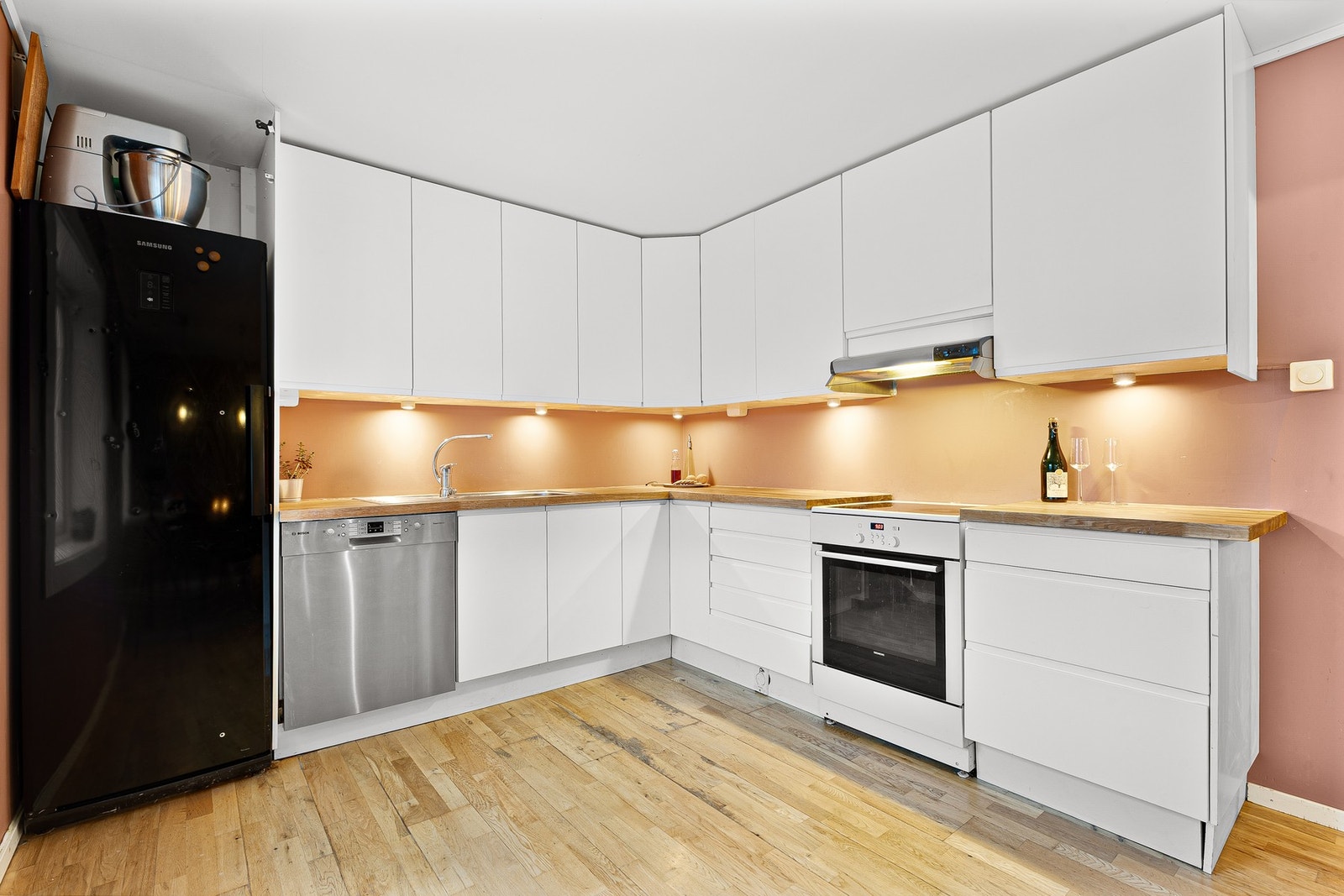 Kjøkkenet er på 16,5 kvm. Her er det parkett på gulv, malte slette vegger og malt slett himlingsflate. Galleribilde