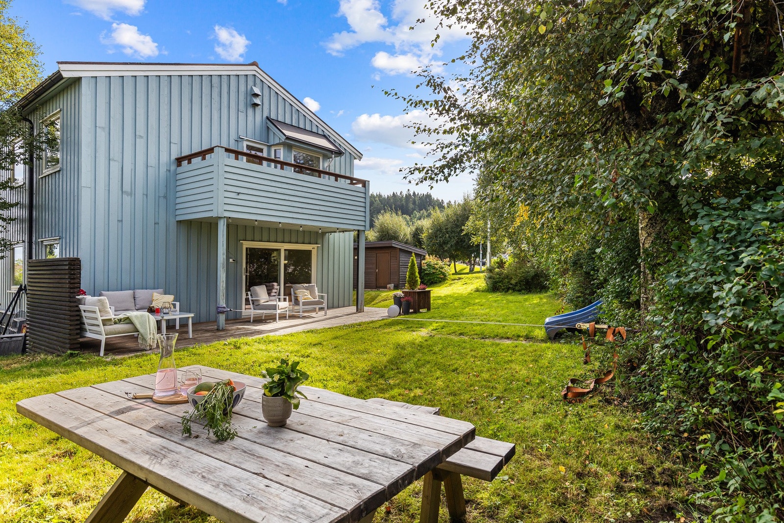 Fantastisk, skjermet hage med god plass til trampoline, sittebenker og bålpanne. Galleribilde