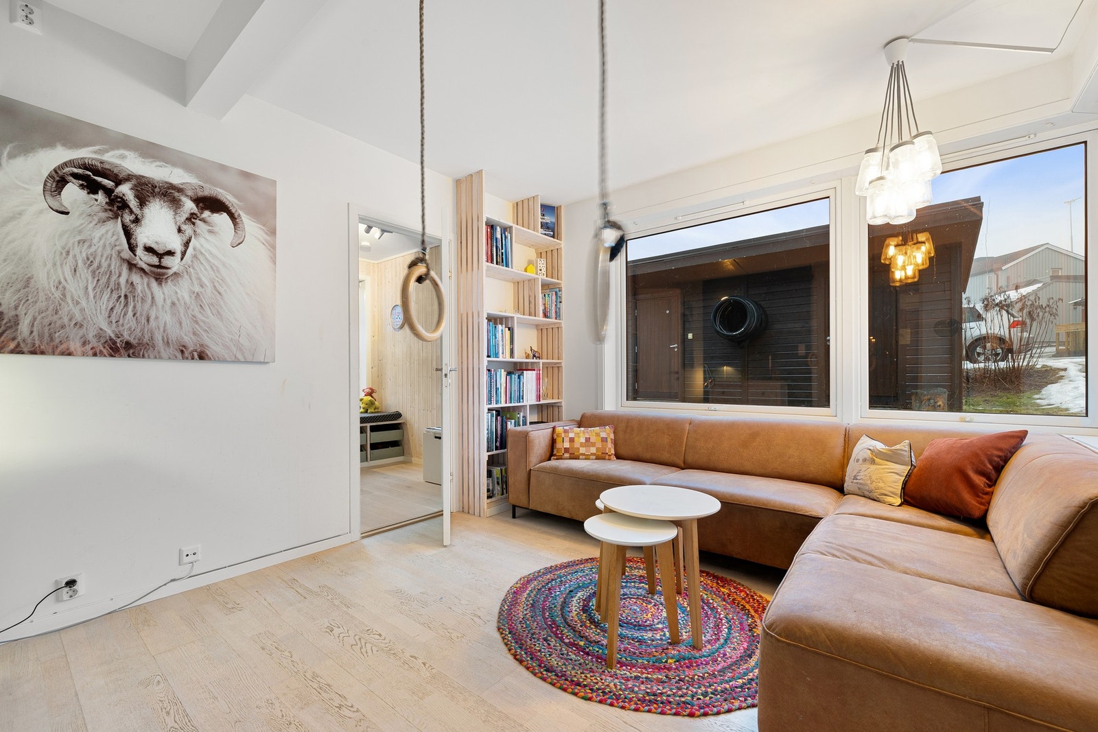 Fra stuen er det egen inngang til et av soverommene. Galleribilde