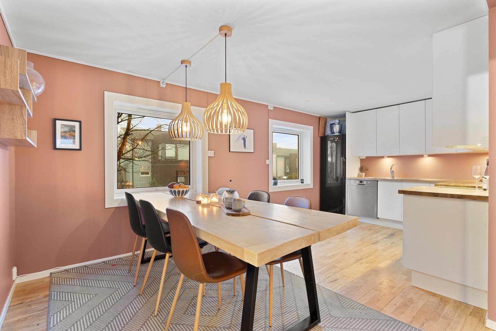 Mellom stuen og kjøkkenet er det god plass til spisebord for store og små sammenkomster. Galleribilde