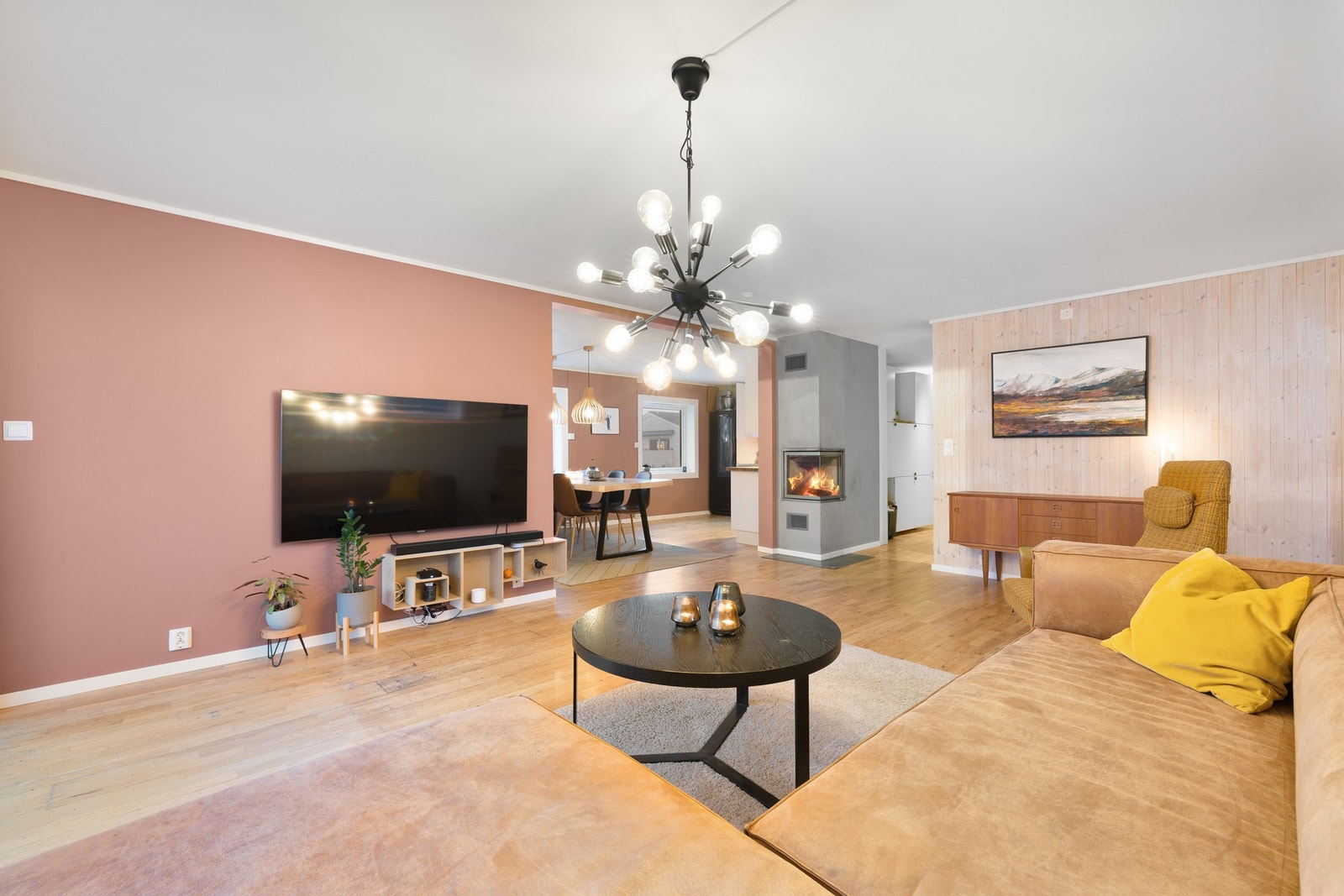 Boligen fremstår svært moderne med pene fargevalg. Galleribilde