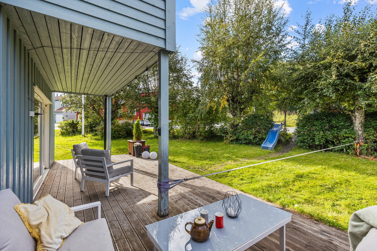 Her er det god plass til flere sittegrupper både med og uten takoverbygg. Galleribilde