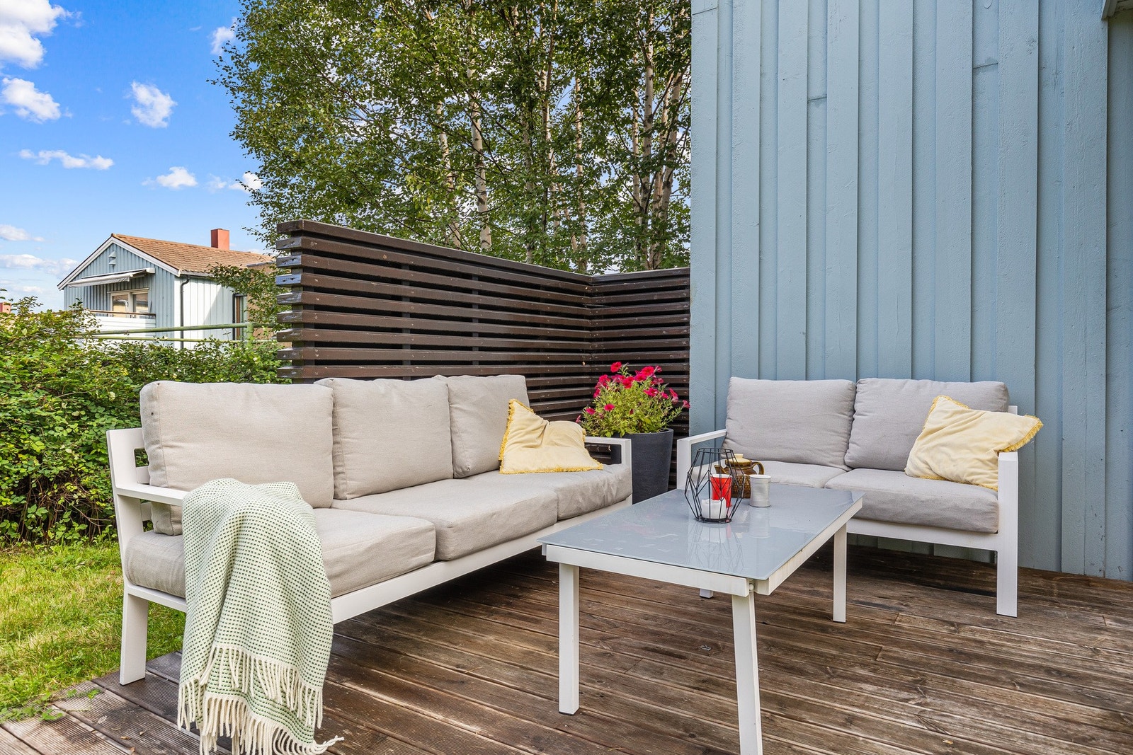 Her kan du nyte lange dager i solveggen. Sommerbilder tatt i forbindelse med planlagt salg. Galleribilde