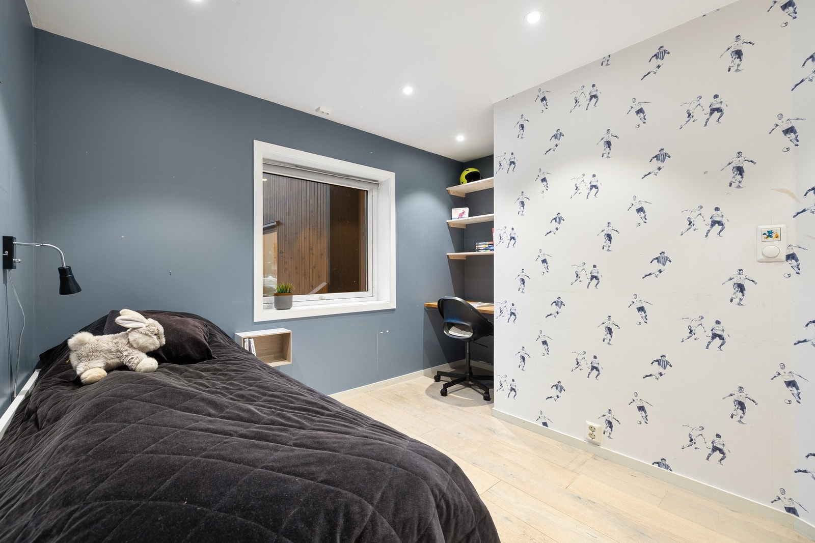 Boligen har en bod ved dette soverommet på 1,1 kvm. Galleribilde