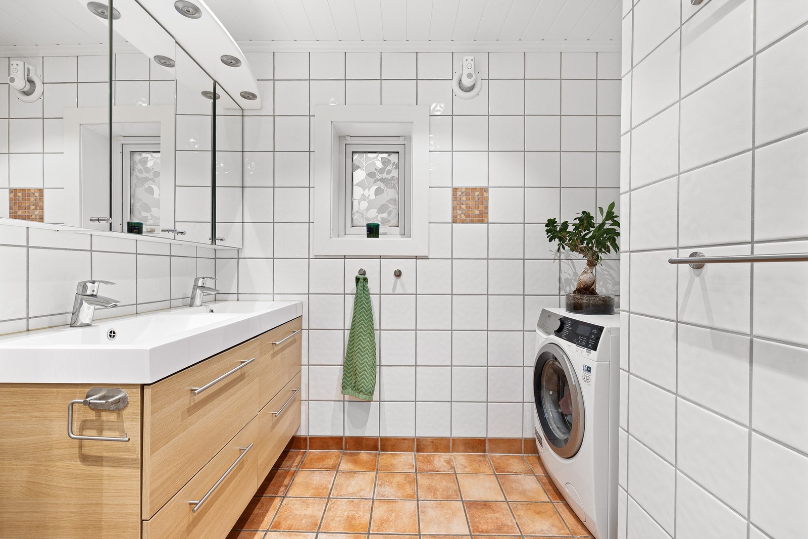 Overflater og himling på badet har fått tilstandsgrad 1 av takstmann. Galleribilde