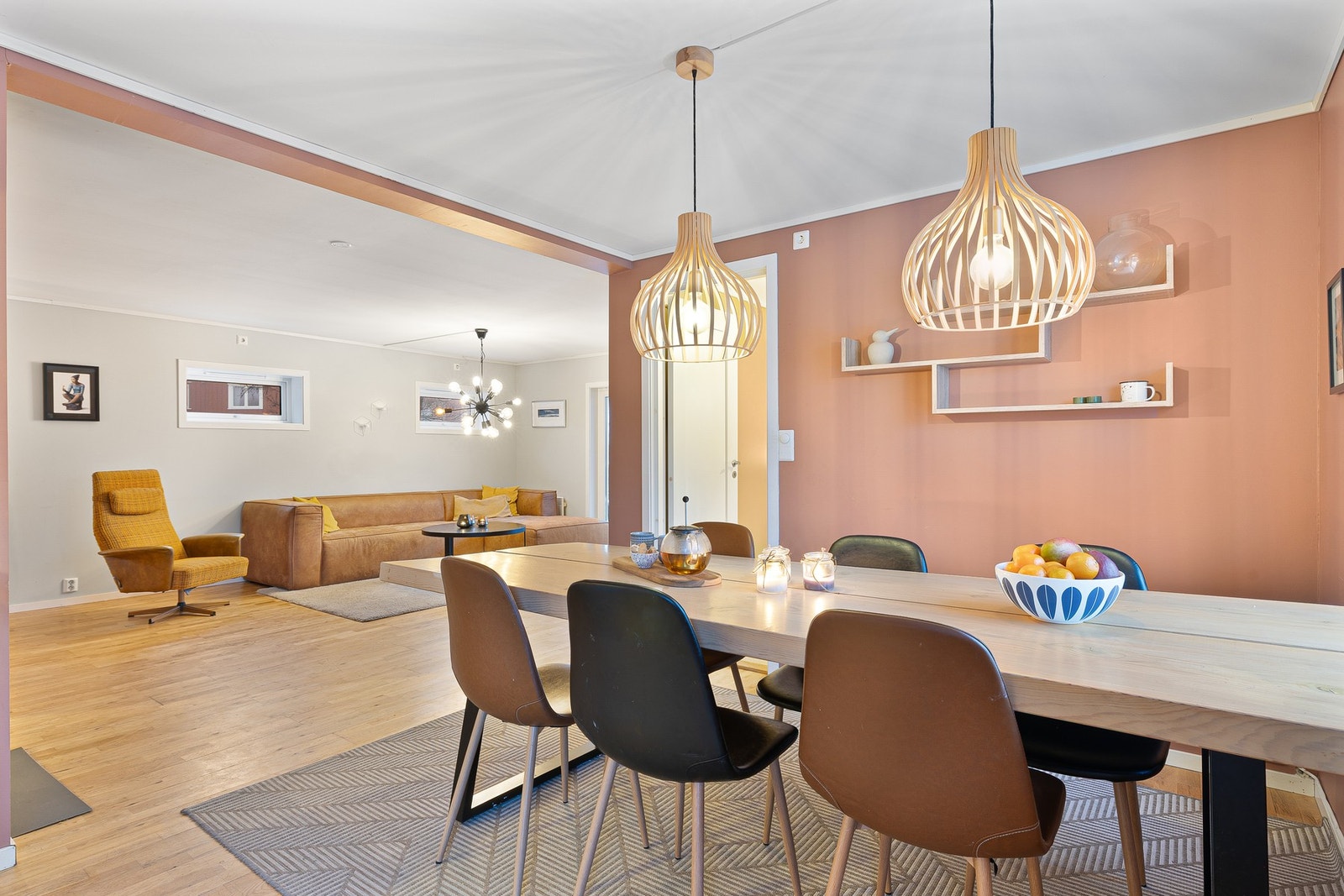 Mellom stuen og kjøkkenet er det god plass til spisebord for store og små sammenkomster. Galleribilde